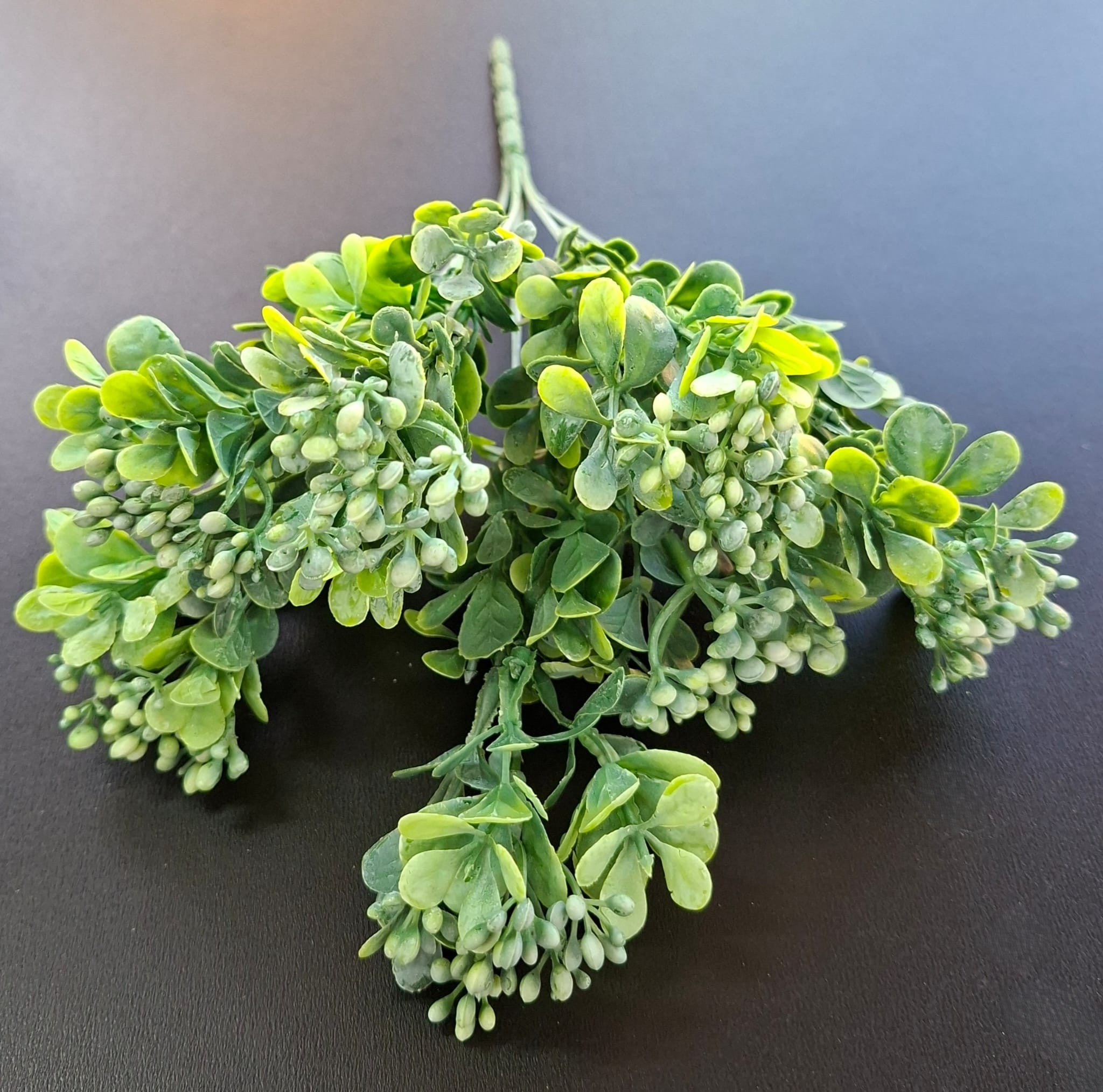 Verdeață artificială decorativă cu frunze rotunjite și boboci, 30cm